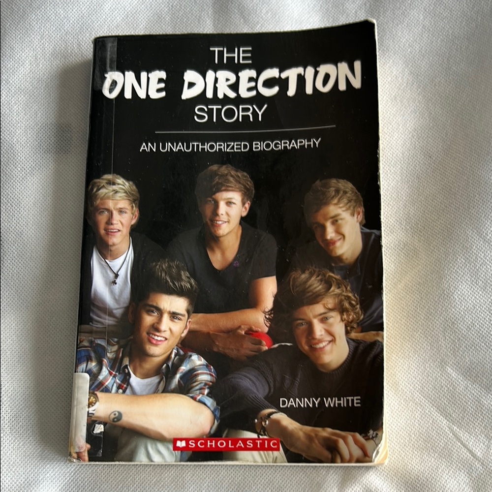 🍎Free with Purchase - The One Direction Story - Biography Novel Scholastic